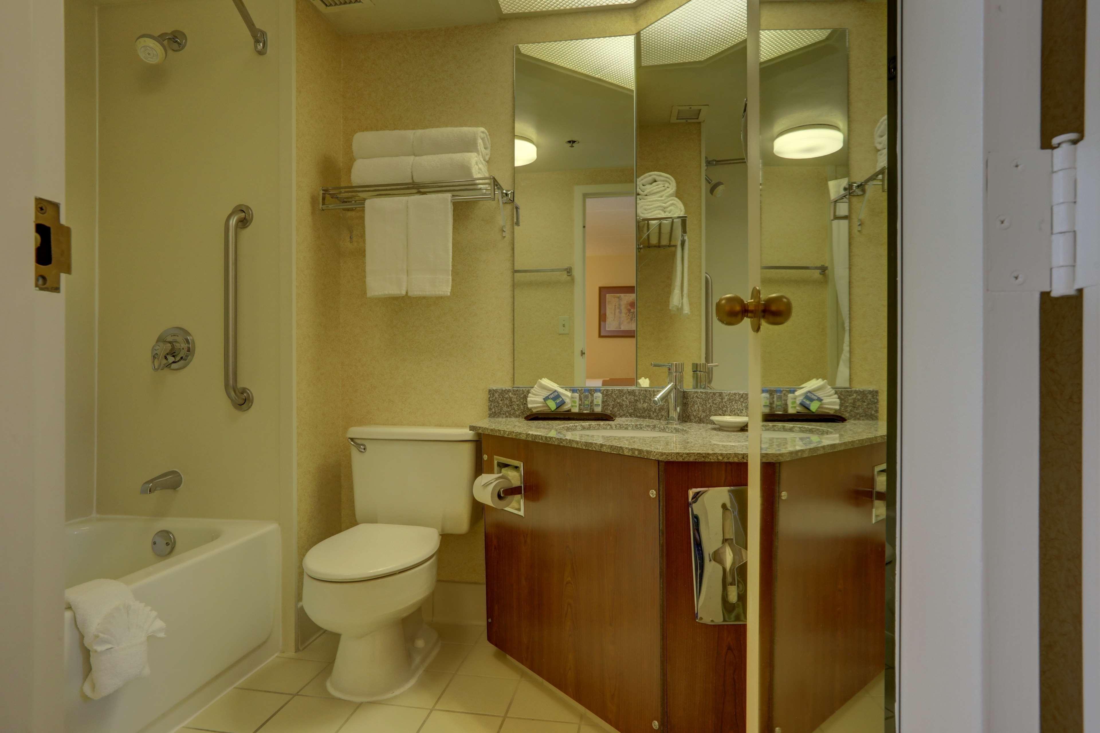 Surestay Plus Hotel By Best Western Chicago Lombard Oda fotoğraf